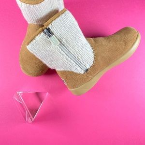 UGG Kids Dove (toddler) Boot Size 8.5